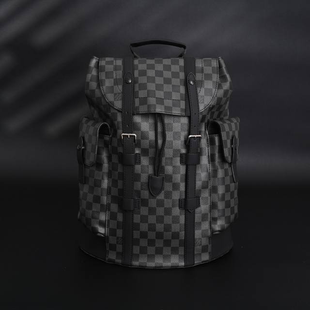 louis Vuitton Lv Christopher石墨棋盘格牛皮背包双肩包中号N41379 官网在售价30,650Rmb，本款 Christopher 双