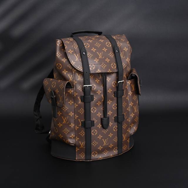 louis Vuitton Lv Christopher 老花背包双肩包 以 Monogram 帆布演绎出了徒步旅行包的粗犷而朴实的精神。 其款式别致，工作和娱