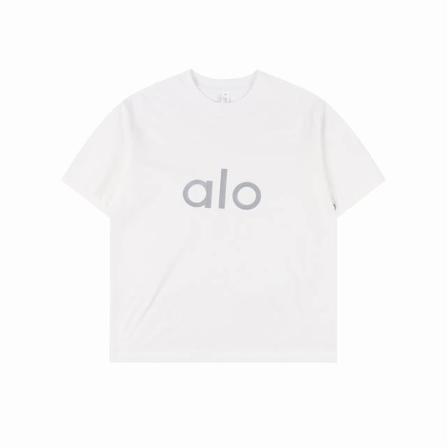 alo 25Ss 反光字母短袖T恤 面料采用定制240G 26支特滑双股精棉平纹高密无尘全棉布料。前幅高密度加厚，走线平整，代工品质，全套定制辅料。 尺码：S-