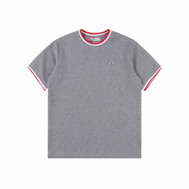 moncler 蒙口 日本限定小标华夫格短袖 全新美学灵感趣味设计,渠道性质精品。让整体造型设计更加优雅时尚，今夏最火系列，无数明星潮人追捧。裁剪工艺细节处理工