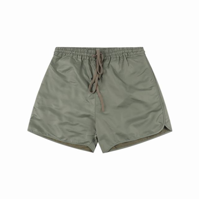 fear Of God 第七季主线 Fog炫彩短裤 该种面料有经纬两股不同纱线交织而成 在不同角度呈现不同亮泽 全部定做0色差 全部定做表面激光冲孔 皮标材料为