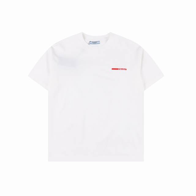 prada 普拉达 25Ss 红色Logo饰条刺绣短袖T恤 面料采用高克重260G重精梳棉，定制1:1螺纹，面料舒适亲肤无异感， 制定染面料，纺织密度高，垂感佳