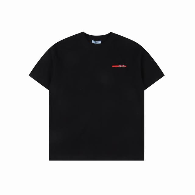 prada 普拉达 25Ss 红色Logo饰条刺绣短袖T恤 面料采用高克重260G重精梳棉，定制1:1螺纹，面料舒适亲肤无异感， 制定染面料，纺织密度高，垂感佳