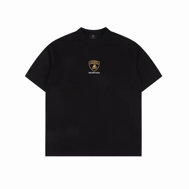 balenciaga 巴黎世家 兰博基尼联名刺绣Logo短袖T恤 胸前饰有兰博基尼微标 刺绣小字母 简约百搭，版型釆用Os宽松落肩版型. 男女同款！ 码数：S-