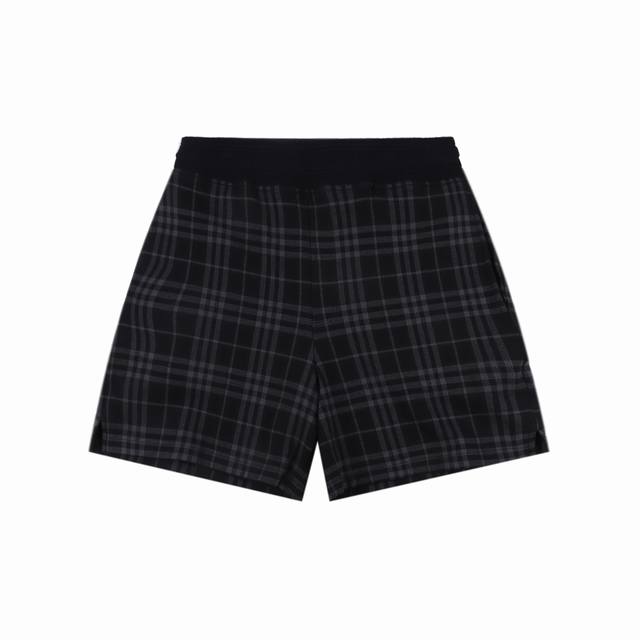 burberry巴宝莉Bbr 蓝格纹弹力混纺短裤 选用三重黄金比例棉质混纺面料制成，棉纤维具有天然亲肤、柔软、吸水性强等特点。其结构特性保留了面料的透气性，减少
