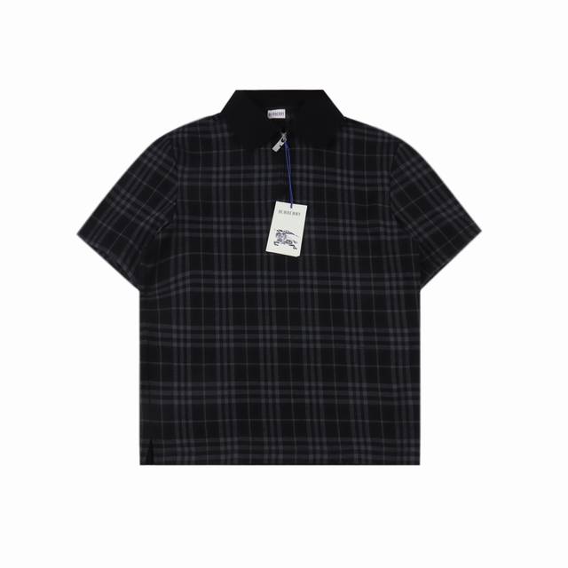 burberry巴宝莉Bbr 蓝格纹弹力混纺短袖Polo衫 选用三重黄金比例棉质混纺面料制成，棉纤维具有天然亲肤、柔软、吸水性强等特点。其结构特性保留了面料的透