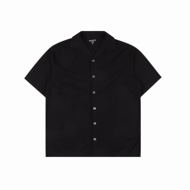 prada普拉达Prd 布标纽扣短袖衬衫 正品9650购入开发，采用40支珠地双股面料，激光烧花+胶浆印花工艺，布匹酵洗，定制1：1商标，宽松版型 Size：S