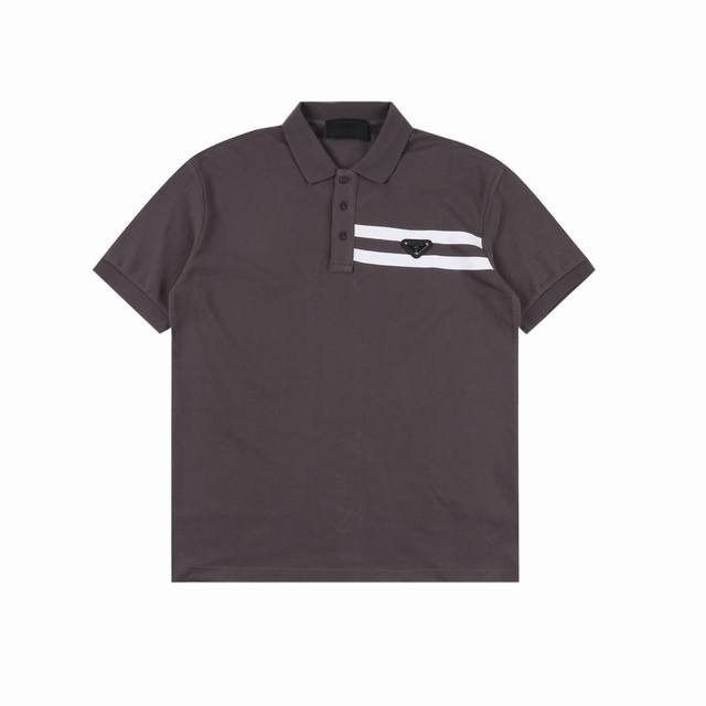 prada 普拉达 胸前三角标双杠短袖Polo衫 选用棉质珠地网眼布，衣领为双系统提花定织扁机制成，有弹性，不变形，衣服全部原生布捆边，前胸双层面筒，无明线，无