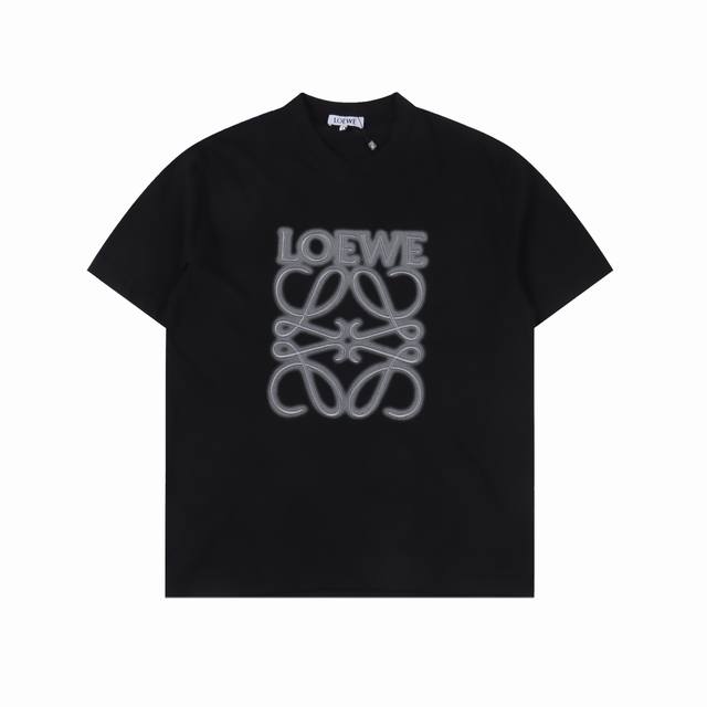 loewe 罗意威 经典款 阴影印花刺绣短袖 甄选长绒棉纱，260G精纺高支重磅定织定染面料， 裁前高温洗水定型，成品再洗柔，穿着感受亲肤棉柔，垂感自然。 专柜