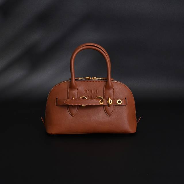 miu Miu 缪缪 贝壳包包 特别喜欢这个的设计！ Miumiu的坑真的好仙女好好看！ 真的很有质感！ 可斜挎可手拿可单肩， 日常约会出行简单好搭配。 Siz