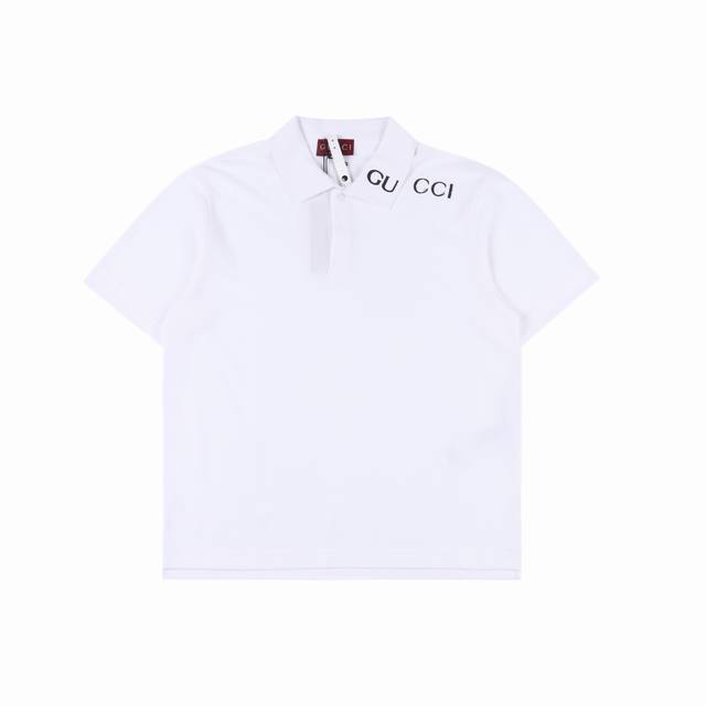 gucci 古驰 领口标识字母印花翻领Polo短袖 选用棉质珠地网眼布打造，定制材质 G长绒棉，衣领为双系统提花定织扁机制成，有弹性，不变形，衣服全部原生布捆边