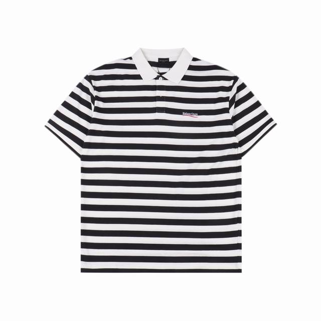 balenciaga 巴黎世家 条纹短袖Polo衫 当甲板上的晨雾与电子屏蓝光共振，这件翻领Polo便成了后现代水手的航海日志。黑白条纹精神干练，上身如阳光洒过