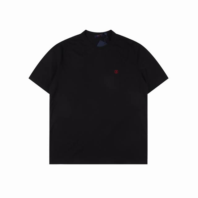 louis Vuitton Lv 红刺绣短袖T恤 正品3939购入开发，采用50支双股液氨棉 克面料，领口1*1索罗纳罗纹，进口刺绣机绣，面料酵洗，定制辅料，宽