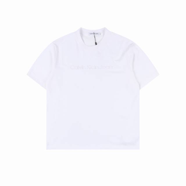 calvin Klein Jeans Ck 凹凸印花短袖 原版打版，耗时一个多月，钢印一体的工艺-莱卡面料质感非常细腻 ，260的高克重穿上挺括有型，手感柔软平