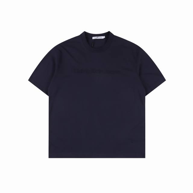 calvin Klein Jeans Ck 凹凸印花短袖 原版打版，耗时一个多月，钢印一体的工艺-莱卡面料质感非常细腻 ，260的高克重穿上挺括有型，手感柔软平