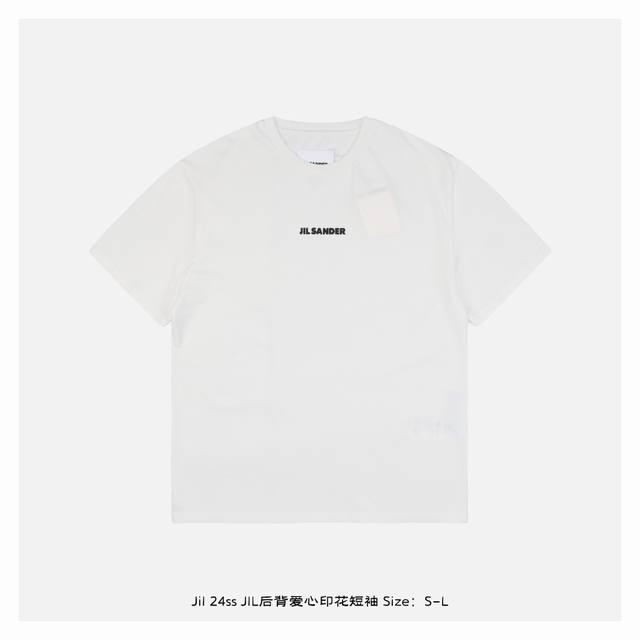 jil Sander 24Ss Jil后背爱心印花短袖 面料26支精梳棉平纹 克100%棉，罗纹32支1×1紧密罗纹320克，工艺菲林开版，椭圆机台丝网印刷，采