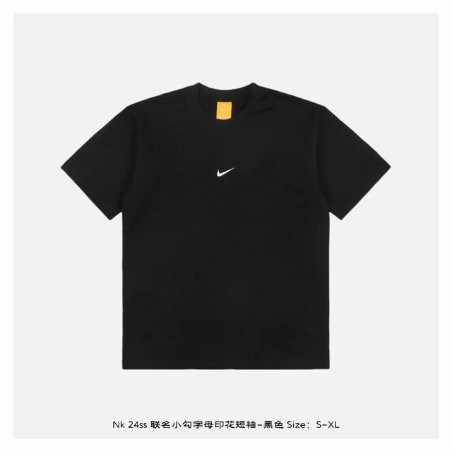 nike X Nocta 24Ss 联名小勾字母印花短袖-黑色 面料采用 克重精梳棉，定制32支1*1螺纹，成衣两遍水洗处理，面料舒适亲肤无异感，定制定染面料，