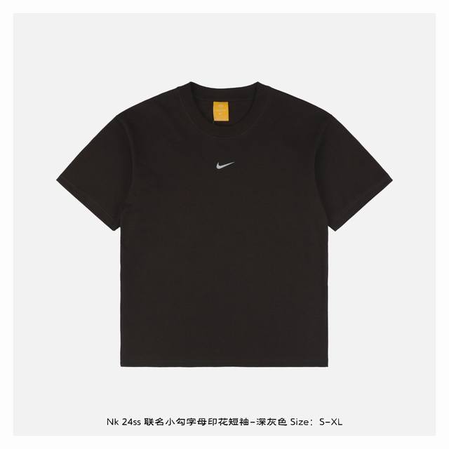 nike X Nocta 24Ss 联名小勾字母印花短袖-深灰色 面料采用 克重精梳棉，定制32支1*1螺纹，成衣两遍水洗处理，面料舒适亲肤无异感，定制定染面料