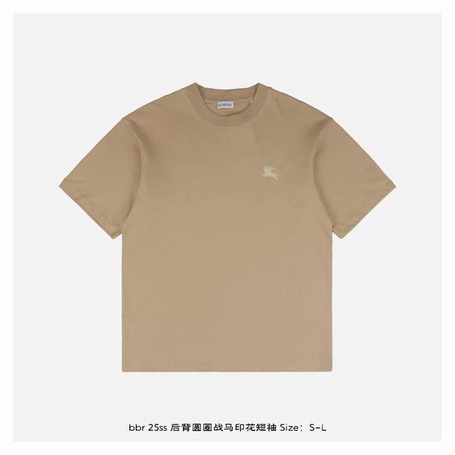 burberry 博柏利 25Ss 后背圆圈战马印花短袖 采用15S精棉平纹 G，搭配 32S双纱拉架螺纹300G，精棉面料通常具有较好的吸湿性、透气性、耐磨性
