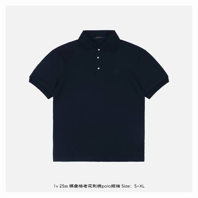 lv 25Ss 棋盘格老花刺绣Polo短袖 以细腻珠地棉织就的全幅 Damier 提花织纹，低调演绎品牌经典格纹美学，胸前点缀标志性 Marque DéPosé