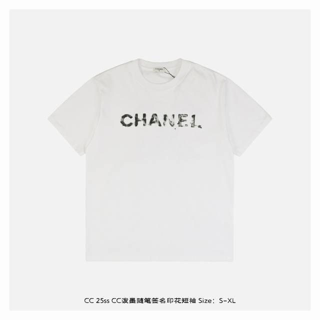 chanel 香奈儿 25Ss Cc泼墨随笔签名印花短袖 面料采用230克重精梳棉，定制32支1*1螺纹，成衣两遍水洗处理，面料舒适亲肤无异感，定制定染面料，纺