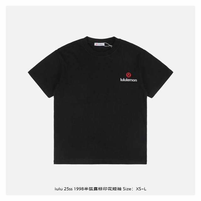 lululemon 露露 25Ss 1998半弧露标印花短袖 面料采用230克重精梳棉，定制32支1*1螺纹，成衣两遍水洗处理，面料舒适亲肤无异感，定制定染面料