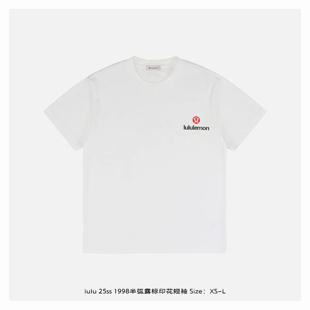 lululemon 露露 25Ss 1998半弧露标印花短袖 面料采用230克重精梳棉，定制32支1*1螺纹，成衣两遍水洗处理，面料舒适亲肤无异感，定制定染面料