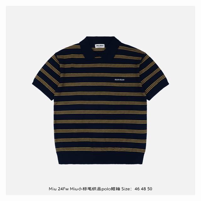 miu Miu 24Fw Miu小标毛织品Polo短袖 使用日本岛精Mfg-3D全成型机，以每英寸32针的密度织造，每个字母由5种不同捻度的纱线构成，形成微浮雕