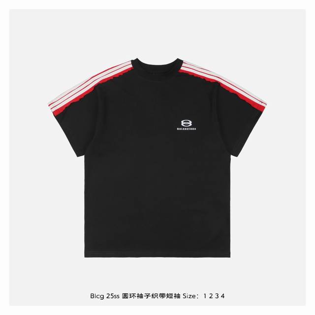 balenciaga 巴黎世家 25Ss 圆环袖子织带短袖 采用24S双纱复古平纹针织面料 G；搭配32S双纱1*1螺纹 G，24S面料属于中等偏粗的纱线，适合