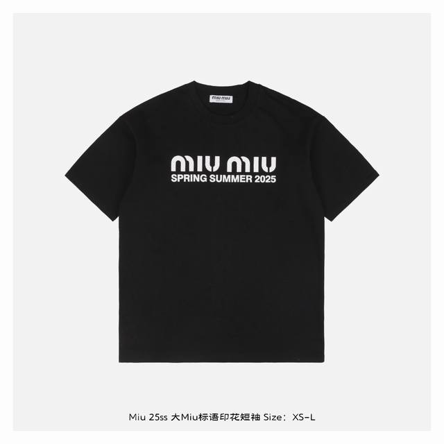 miu Miu 25Ss 大Miu标语印花短袖 面料采用260克双纱重精梳棉，同缸定染特种加粗32支双股1*1螺纹，双针车线跨缝工艺，成衣两遍水洗处理，面料舒适