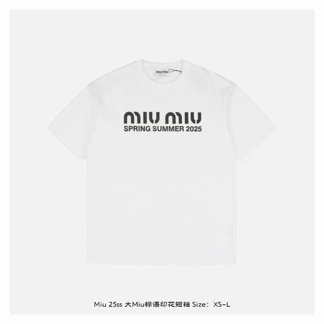 miu Miu 25Ss 大Miu标语印花短袖 面料采用260克双纱重精梳棉，同缸定染特种加粗32支双股1*1螺纹，双针车线跨缝工艺，成衣两遍水洗处理，面料舒适