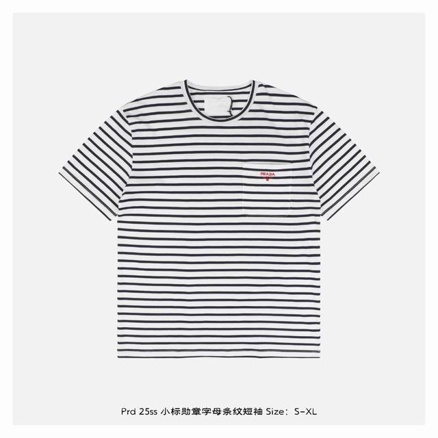 prada 普拉达 25Ss 小标勋章字母条纹短袖 定制精密60支双股尊享条纹料，人体学立体裁剪，采用进口机刺绣工艺，精度高，线条流畅而细腻，面料都经过浇洗，手