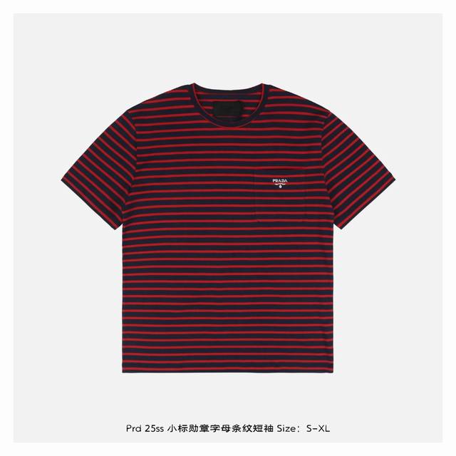 prada 普拉达 25Ss 小标勋章字母条纹短袖 定制精密60支双股尊享条纹料，人体学立体裁剪，采用进口机刺绣工艺，精度高，线条流畅而细腻，面料都经过浇洗，手