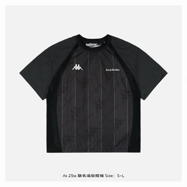 acne Studios 25Ss 联名运动短袖 主体采用闪光平纹布，混纺21%金银丝纤维与79%异形截面聚酯纤维，通过双面压光工艺实现单向反光效果，同时保留吸