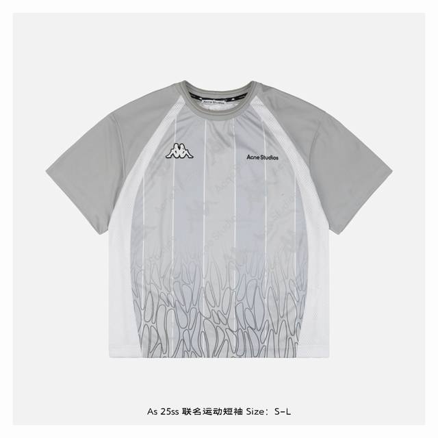 acne Studios 25Ss 联名运动短袖 主体采用闪光平纹布，混纺21%金银丝纤维与79%异形截面聚酯纤维，通过双面压光工艺实现单向反光效果，同时保留吸