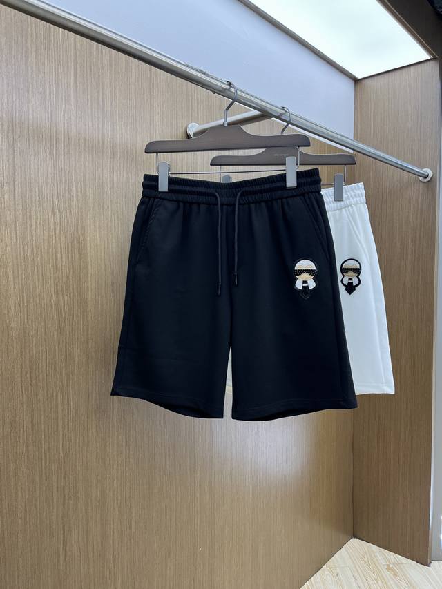 fd 2540春夏新款男士休闲短裤 高端货简洁时尚大方 定制原版进口面料 简洁利落又清爽 品质做工细节经得起任何形式检验简约大方百搭款 上身优雅帅气，焕然一新的
