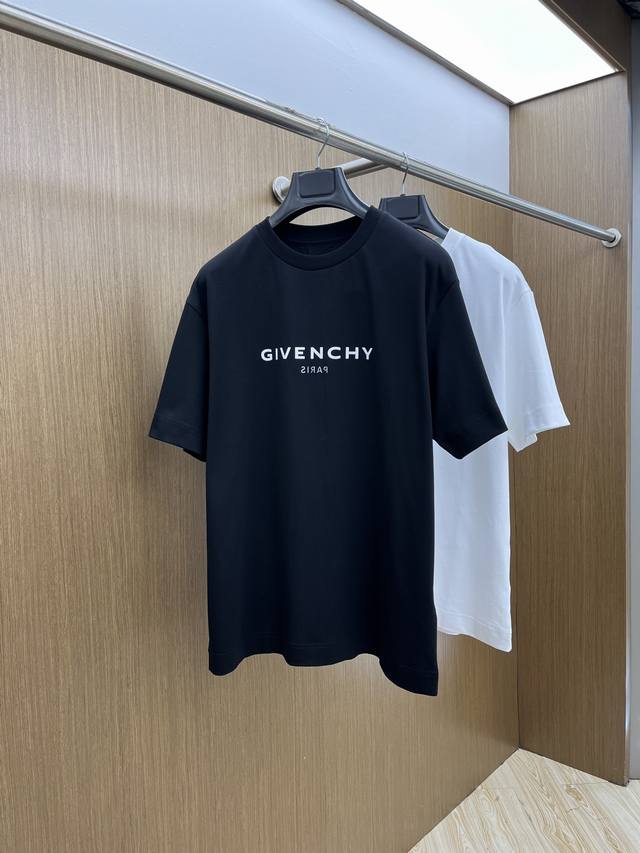 givenchy纪梵希2025春夏新款印花短袖T恤男女同款 本款短袖棉质T恤，正面和背面点缀翻转效果Givenchy Paris Logo印花，背面下摆饰以小号
