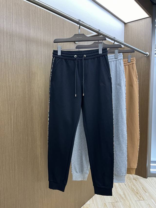 bbr 独家定制工艺2025最新款 高端品质版型面料五金都是专柜1:1定制，裤子是用的100%纯棉面料，Logo采用品牌经典三角标与字母压花工艺，时髦显瘦于一体