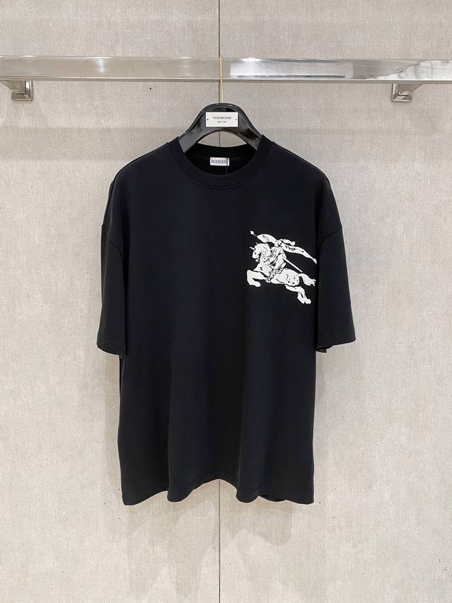 burberry极简王炸T恤 最新系列图案Logo短袖T恤 必须人手一件的节奏！ 进口顶极精梳棉面料，极为亲肤舒适 摸上去非常的细腻，质感很好，完美体现立体感