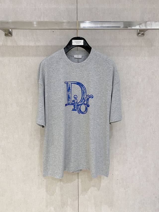 dior Homme 迪奥 桀傲 2025春夏新款首发专柜最新款短袖圆领T恤 高端订制 设计前卫时尚！品牌Logo重工艺设计 高端定制面料.手感柔软.穿着舒适.