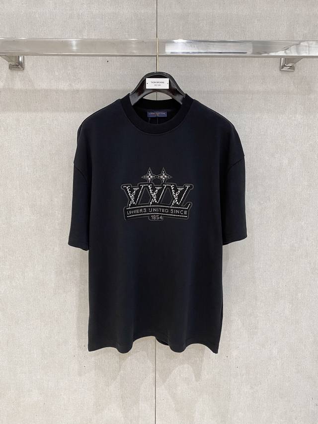 louisvuitton 路易威登 2025春夏新款首发专柜最新款短袖圆领T恤 高端订制 设计前卫时尚！品牌Logo重工艺设计 高端定制面料.手感柔软.穿着舒适
