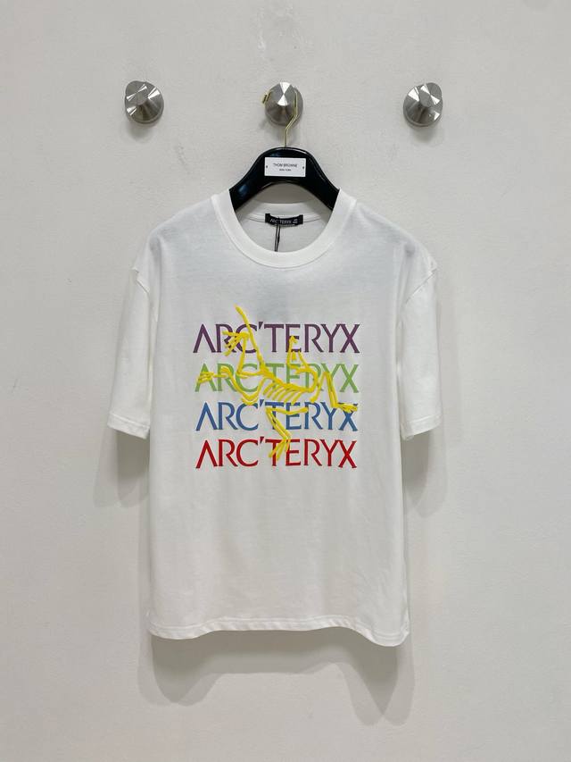 市场有仿版认准工艺和面料 25Ss始祖鸟家纯棉最新面料 最高版本 胸前字母标识Arc植绒工艺经典标识图案Logo时尚简约潮流短袖，最顶级的品质专柜原单短袖，顶级