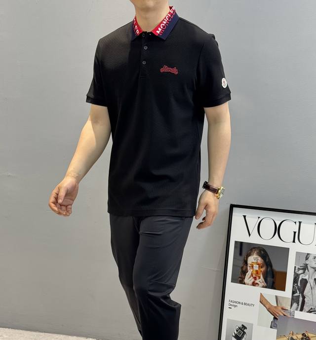 monlce*R蒙口25S新款Polo短袖.原单推荐！这款Polo衫采用高端丝光棉质珠地面料制成，经典衣领，点缀条纹饰边，胸前饰有蒙家标识刺绣.领口Moncle