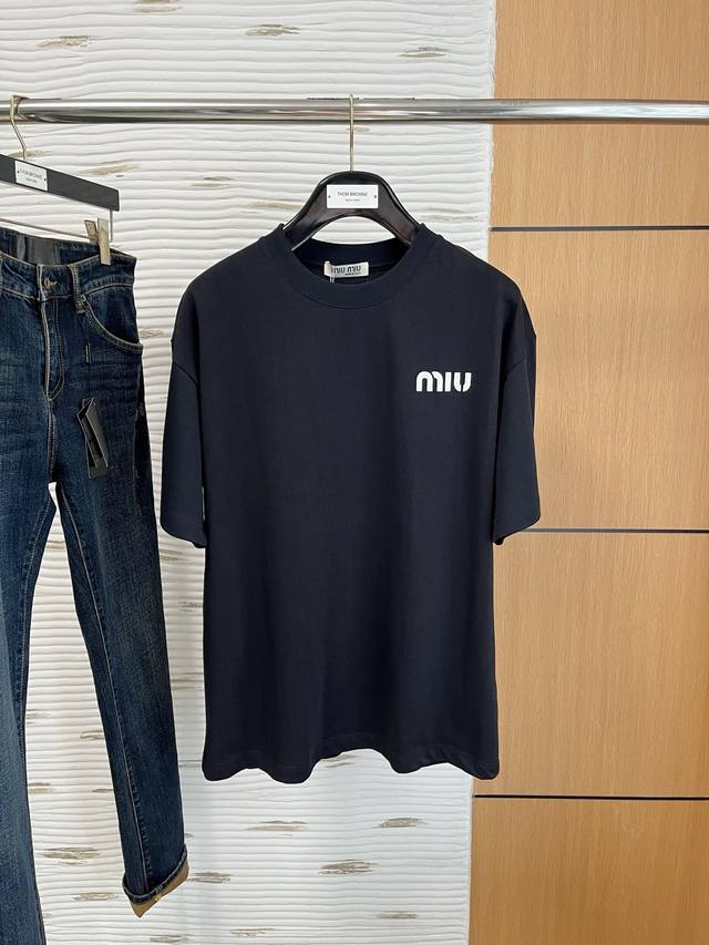 muimui春夏新款首发专柜最新款短袖圆领T恤 高端订制 设计前卫时尚！品牌Logo重工艺设计 高端定制230克面料.手感柔软.穿着舒适.专柜级别精致车线.颜色