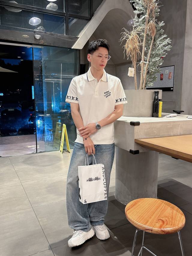 l牌*修身版型M-Xxxl 2025春夏款顶级进口私货，高端绣花Logo融合百搭翻领短袖Polo衫，纯色百搭融合绣花针织短袖专柜款时尚不失奢华 品质毋庸置疑 上