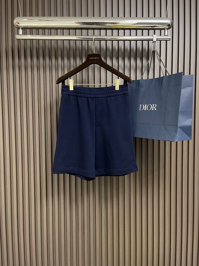 burberry 战马微标棉质短裤，亮眼装饰马术骑士刺绣贴花，百搭男女休闲宽松短裤款、非常高街百搭的一个款式！秉承着Bur一贯的简约高规格风格打造及膝短裤，选用