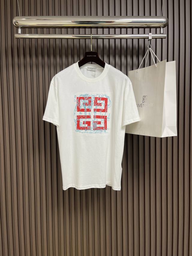 givenchy 纪梵希 Tomo联名圆领短袖T恤 采用进口印花工艺＋绣花 工艺极其复杂 采用高端冰感索罗娜面料，上身效果宽松休闲，三标齐全，男女同款。尺码：S