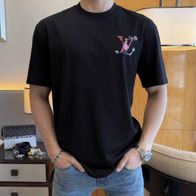 lv 2025Ss蛇年春夏精品宽松版短袖T恤 官网同步 高端品质 定制顶级长绒棉面料，顶级大厂1:1制作，时尚大牌重工艺Logo设计，手感柔软细腻 穿着亲肤舒适