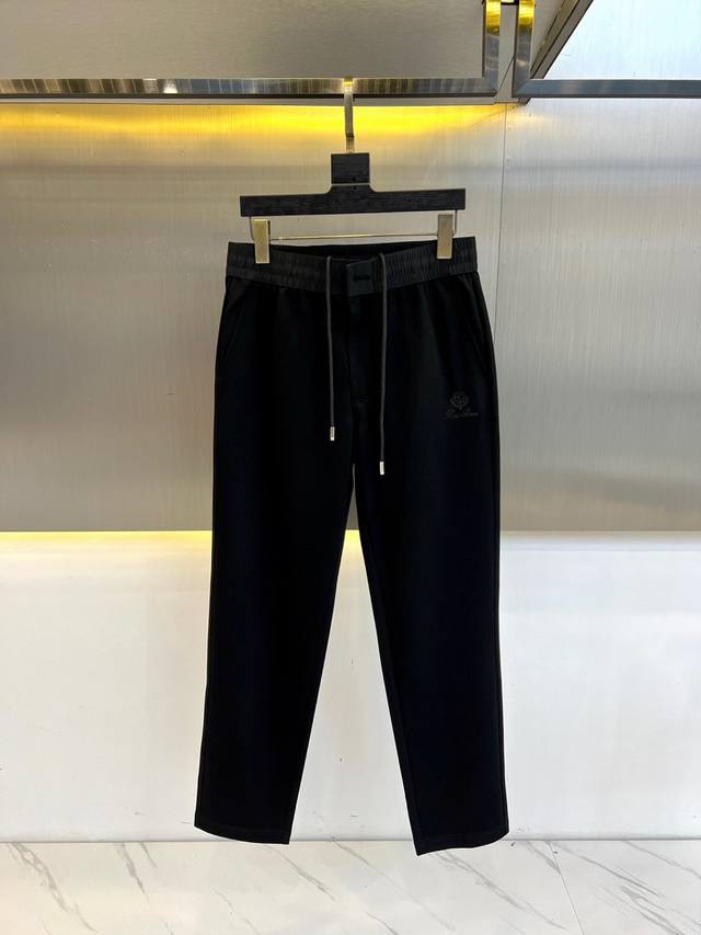 loro Piana诺悠翩雅、意大利L P2610春夏新款时尚字母刺绣老钱风休闲裤男士直筒抽绳长裤。以意大利南部阿玛尔菲海岸的晨曦为灵感，将慢跑裤的机能性与高级