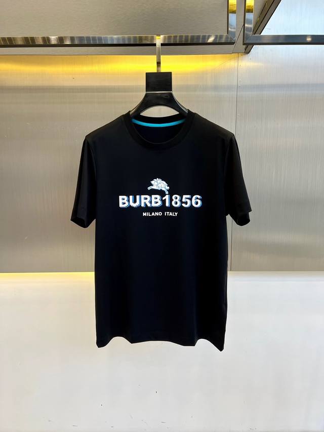 bur巴宝莉、2025春夏男士新款Logo圆领短袖T恤。进口定织面料，长绒棉29.3%莫代尔37.7%聚酯纤维23.1%氨纶6.2%毛发纤维3.7%，面料手感丝